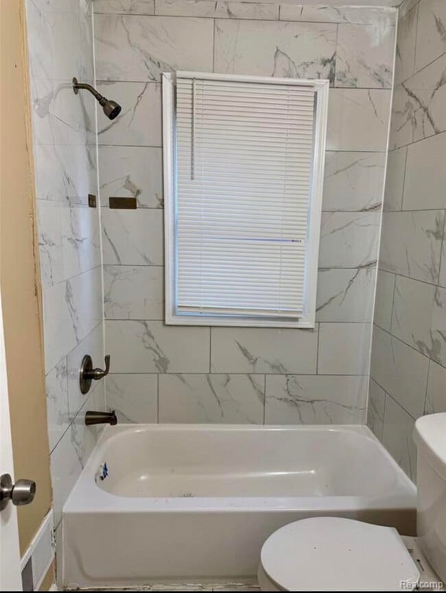 Building Photo - 18488 Fairport St