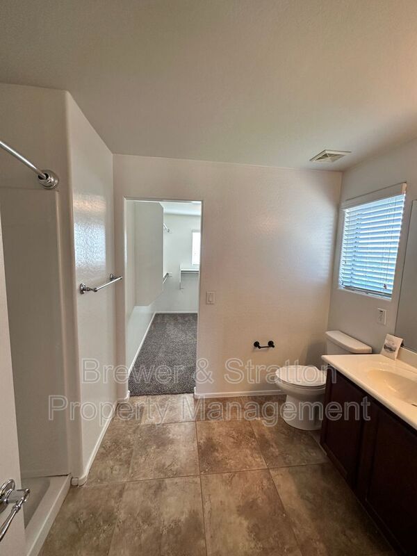 Building Photo - 2677 N Hawthorn Dr