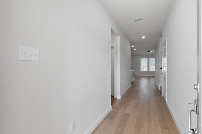 Building Photo - 637 Sierra Rdg