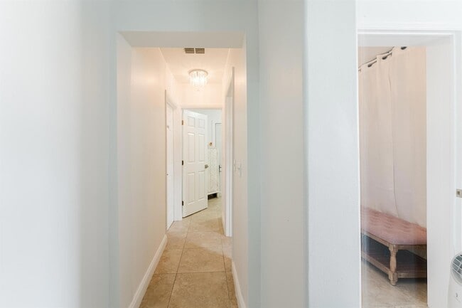 Building Photo - 700 E Palmetto Park Rd