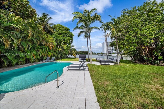 Building Photo - 9250 Bay Dr