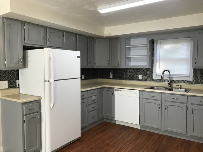 Kitchen-4 - 721 N 5th Ave