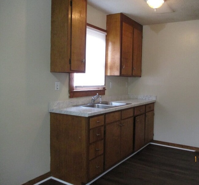 Building Photo - 138 Chestnut Dr SW