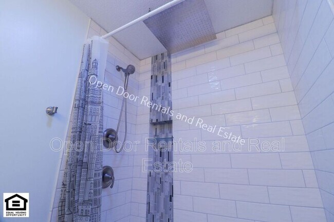 Building Photo - 8218 Fountainhead Dr