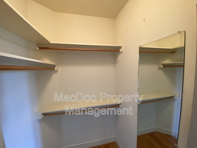 Building Photo - 11225 N Club Dr