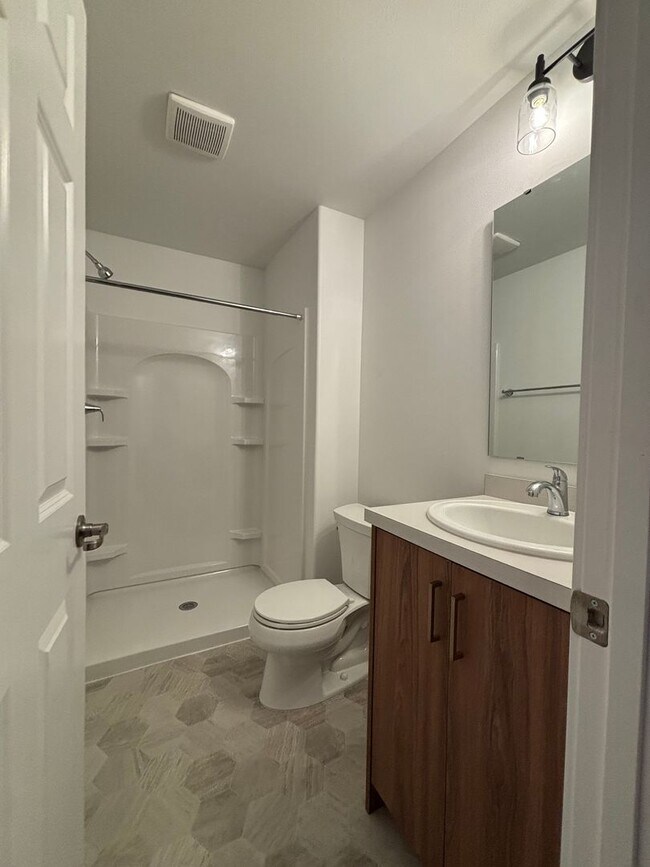 Building Photo - 3 Bed 3 Bath Townhome