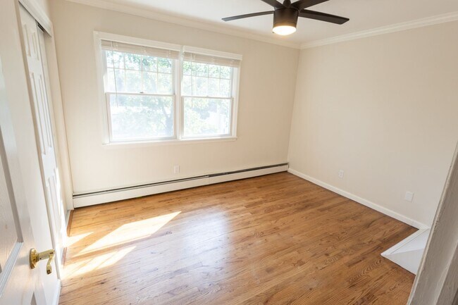 Building Photo - Spacious 4 - Bedroom, 2 Bathroom (Full Hou...