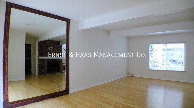 Building Photo - 940 E 3rd St