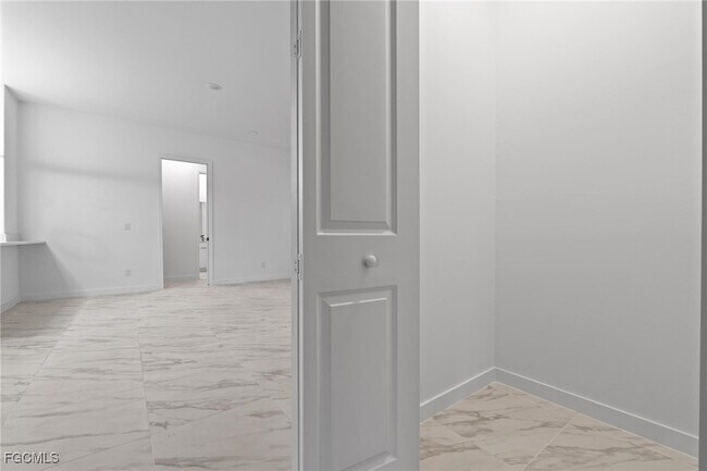 Building Photo - 567 Flamingo Ave S
