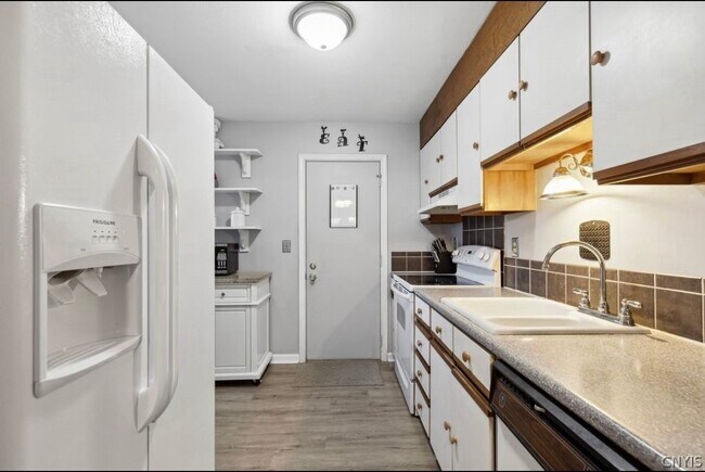 Building Photo - 8253 Honeysuckle Dr