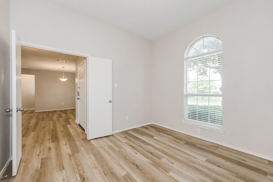 Building Photo - 2628 Loch Wood Dr