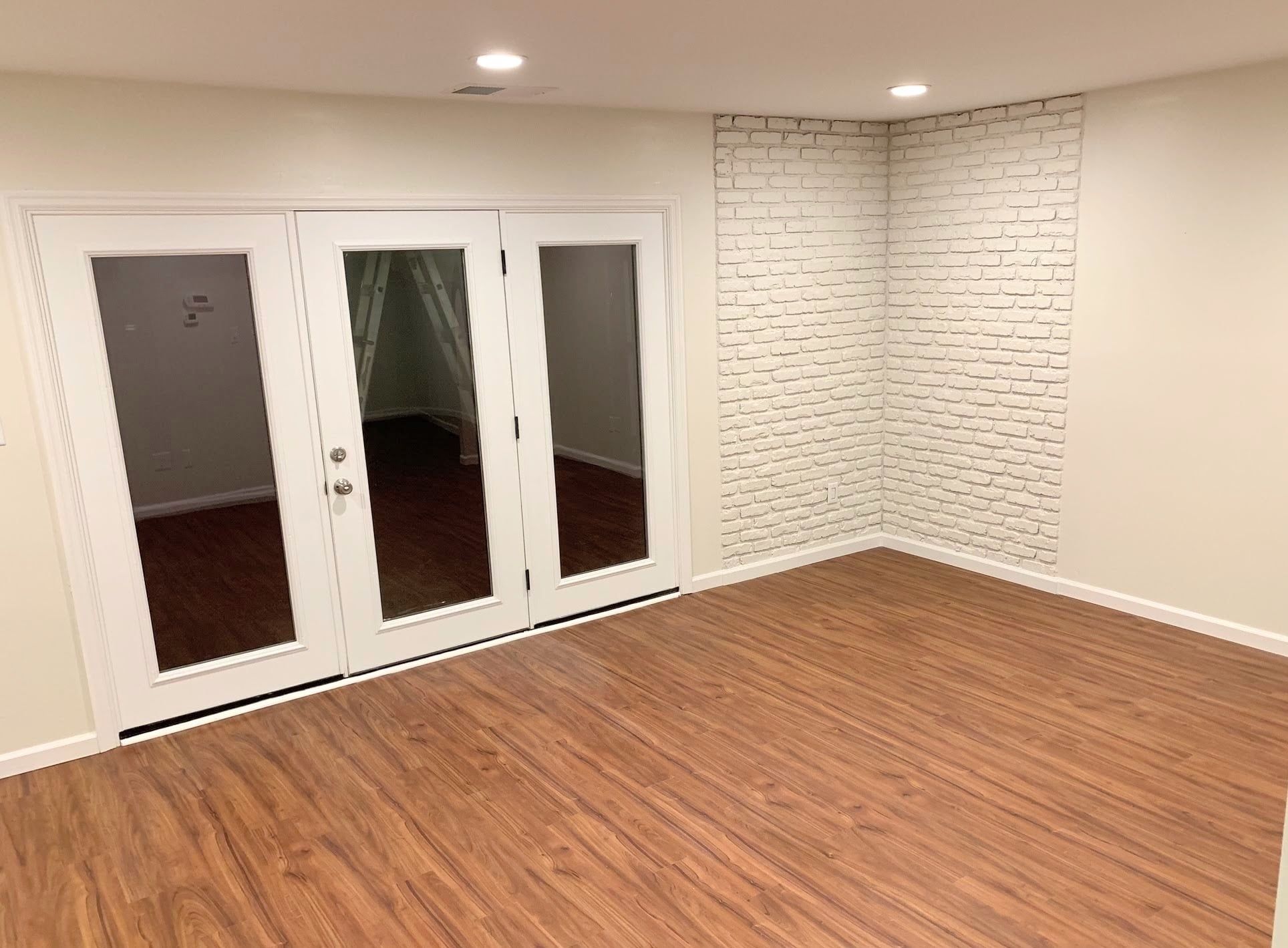 This is *not* an actual picture of the property. This is a picture of an identical unit in the same complex with similar finishes. Actual photos will be uploaded after 4/1/21 when the new carpet is installed. - 1005 Willow Green Dr