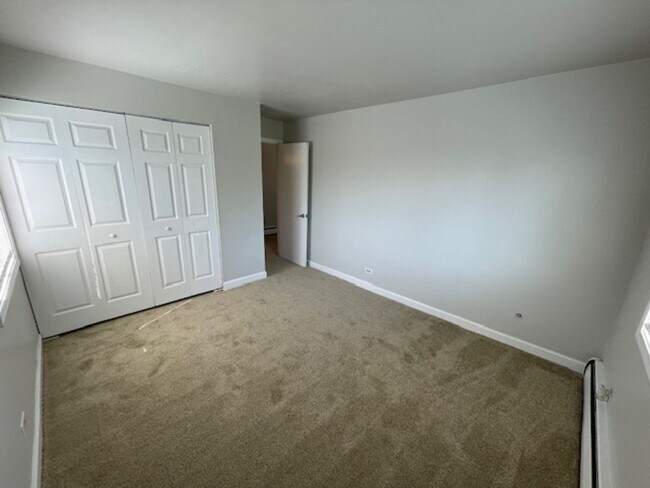 Building Photo - 932 W Rollins Rd