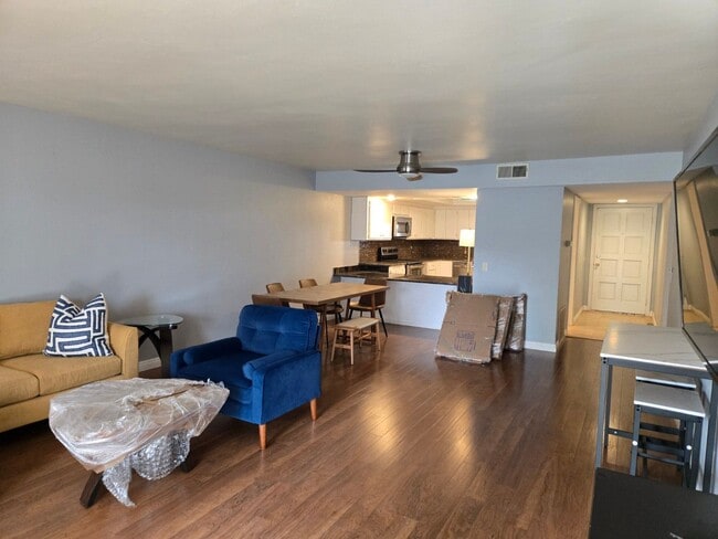 Building Photo - Ground-floor San Carlos stunning single-story condo available immediately.