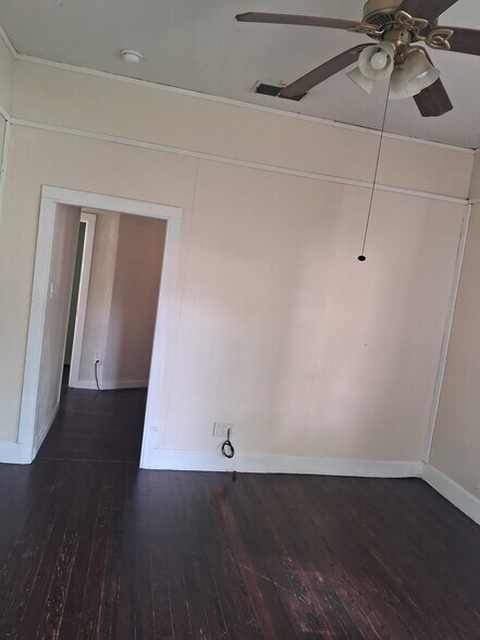 Building Photo - 704 S Anglin St