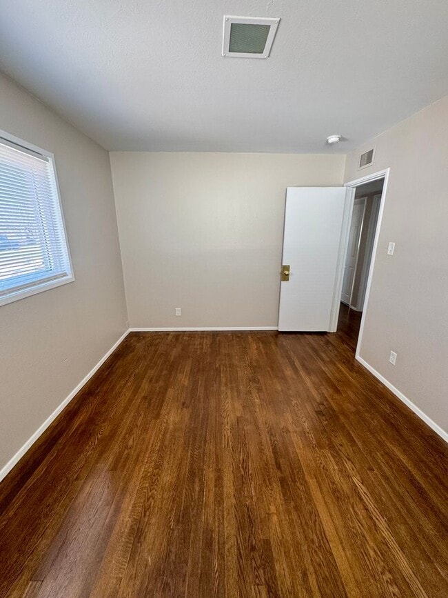 Building Photo - Updated 3 bedroom Centrally Located