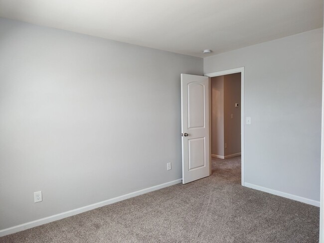 Building Photo - Charming, end-unit, townhome located in the Wrights Crossing Community!