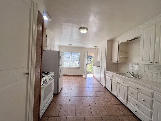 Building Photo - SPACIOUS 2 BEDROOM/1 BATH AVAILABLE IN HAYWARD CA !!!!