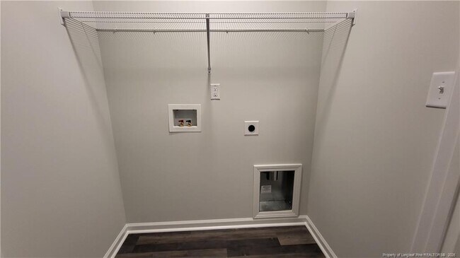 Building Photo - 111 Pineridge Dr