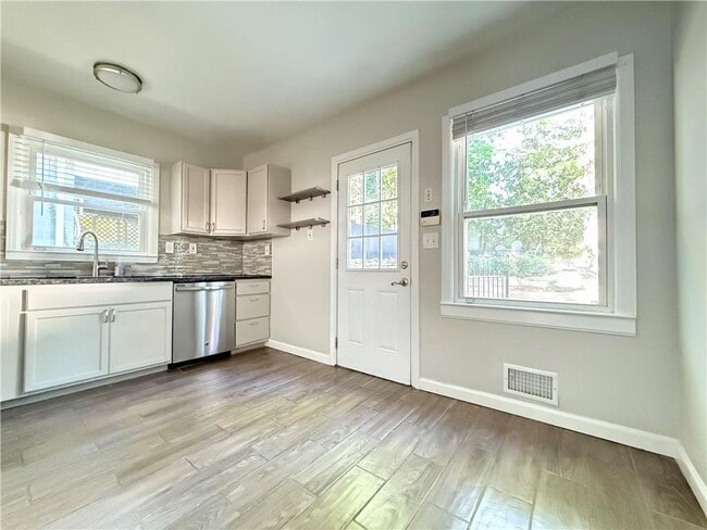 Building Photo - 1980 Kilburn Dr NE