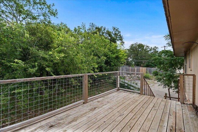 Building Photo - 906 N LBJ Dr