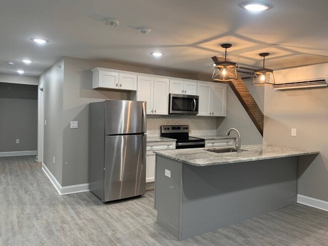 Building Photo - 29 Elk St