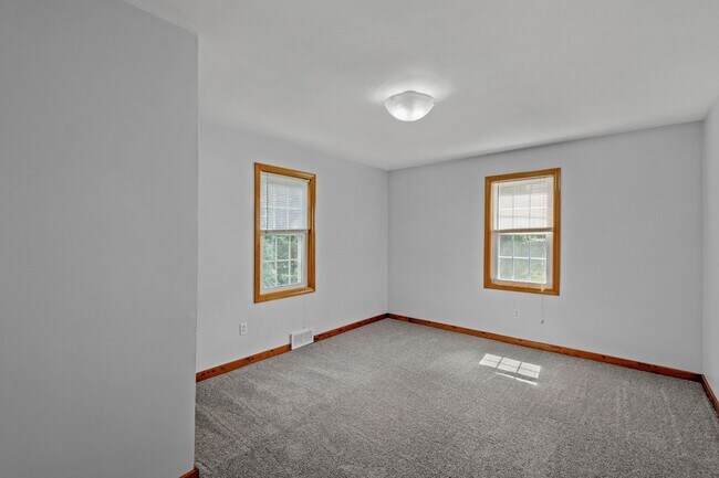 Building Photo - Gorgeous 2 bedroom home in Clairton availa...
