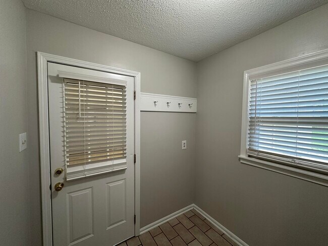 Building Photo - 8009 Farmington Blvd