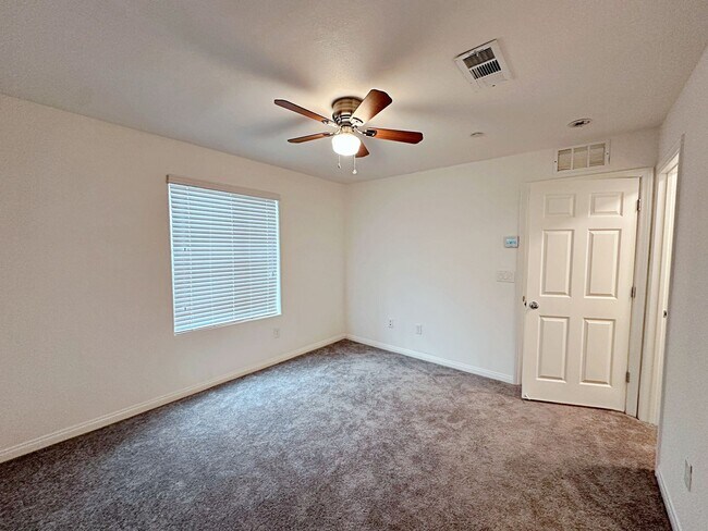 Building Photo - 3 BEDROOM TOWNHOME IN GATED COMMUNITY