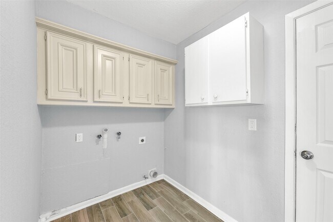 Building Photo - 10003 Windriver Dr