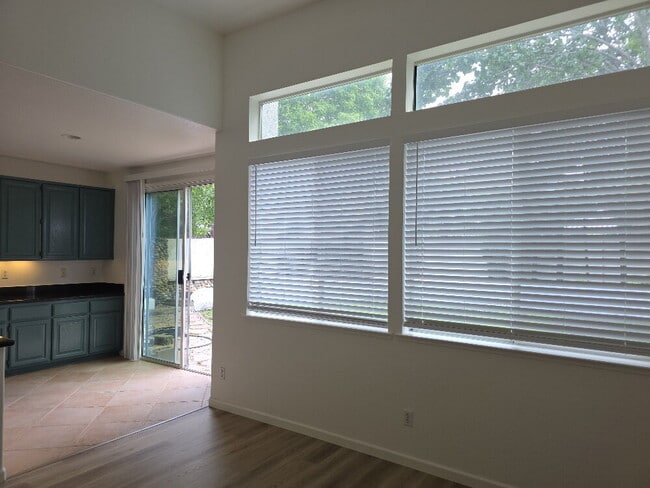 Building Photo - Beautiful house for rent in Folsom 4 bd 3 bath 1920 sq feet