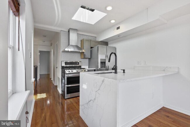 Building Photo - 730 Light St St