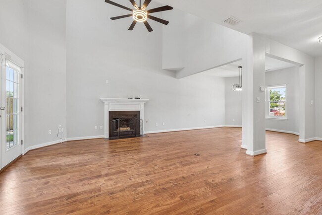 Building Photo - Gorgeous Home Ready for Move In