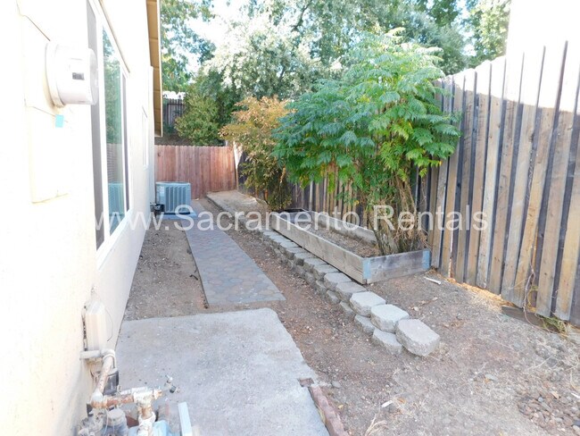 Building Photo - Updated 2bd/1ba Rocklin Halfplex with Garage