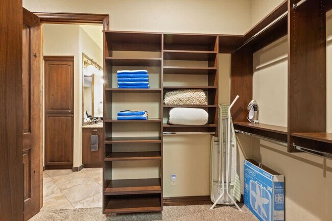 Building Photo - 1922 N Pebble Beach Dr