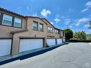 Building Photo - Amazing 2B/2BA w/ Attached 2 Car Garage, W...