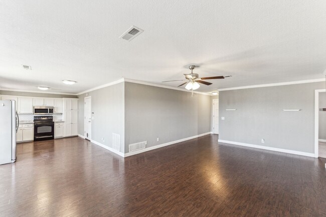Building Photo - 13502 S Fern St