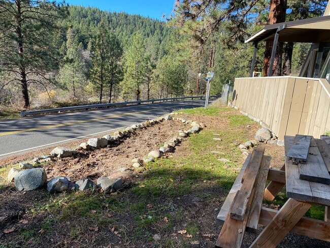 Building Photo - View the Applegate River!!