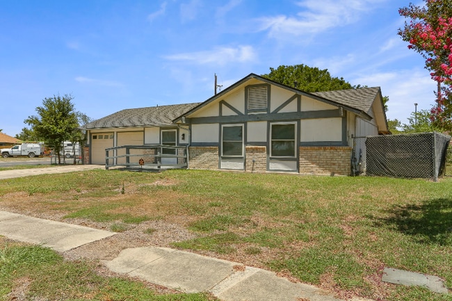 Building Photo - 5622 Frst Lk St