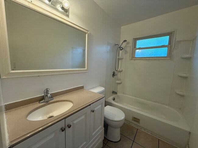 Building Photo - Charming 3BR/1.5BA Home with Large Yard & Spacious Eat-In Kitchen