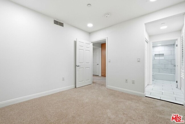 Building Photo - 5831 Seawalk Dr