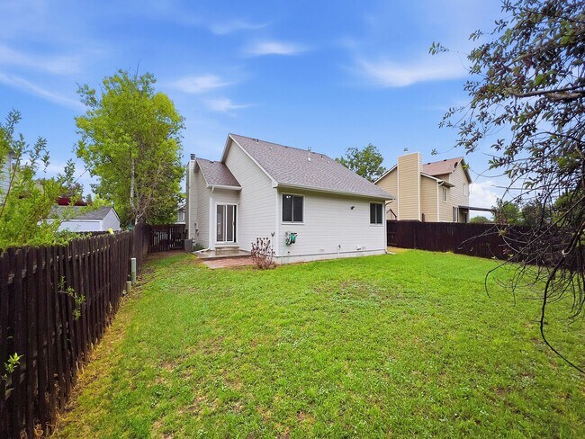 Building Photo - Bright & Spacious 3 Bed Home with Vaulted Ceilings & Fenced Yard AVAILABLE NOW!