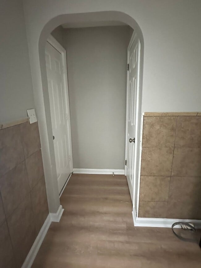 Building Photo - CUTE 2 BEDROOM HOUSE WITH LARGE BACKYARD IN HAMILTON! QUIET STREET