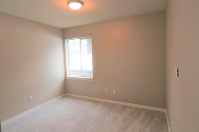 Building Photo - Lovely 2+ Bedroom Condo in Mountlake Terra...