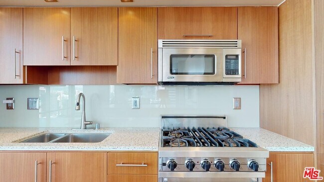 Building Photo - 1100 S Hope St