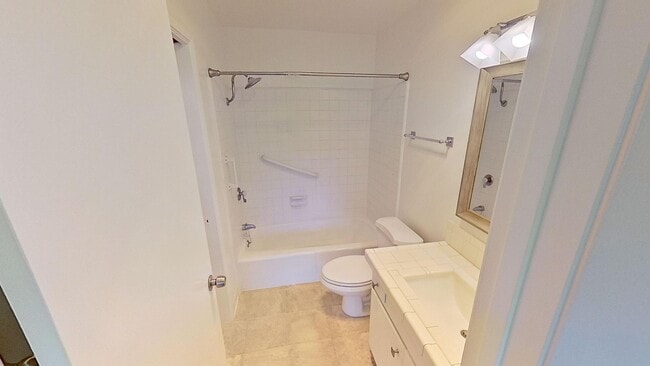 Building Photo - Bright and Spacious 2-Bedroom Condo in Gol...
