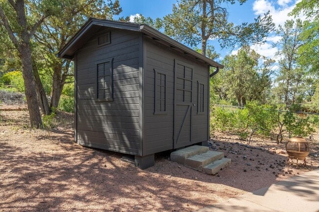 Building Photo - 908 S Manzanita Dr
