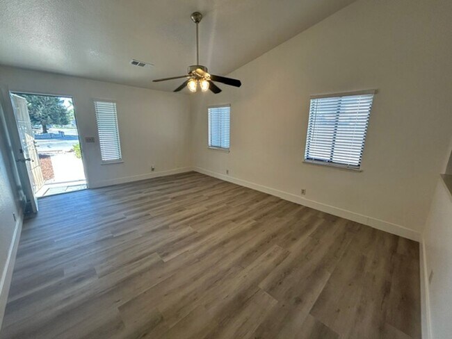 Building Photo - 1136 W Damron Ave