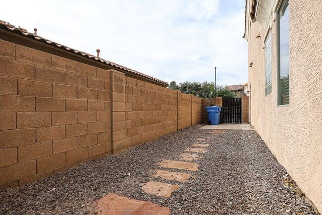 Building Photo - BEAUTIFUL 4 BEDROOM, 2.5 BATH WITH A POOL IN THE HEART OF GILBERT