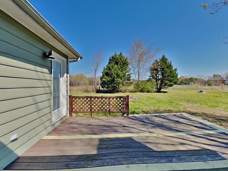 Building Photo - 3016 Lindsay Dr